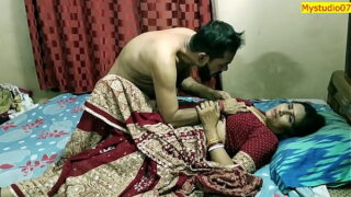 Big sex toy in pussy of hot Indian aunty