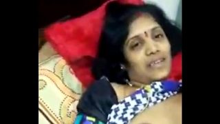 visha rathi mom fingeried