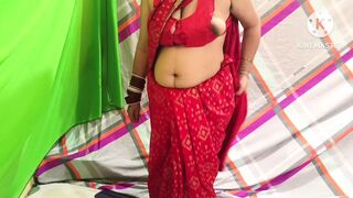 Chachi saree change kar rahi thi feer mein chod diya Hindi sex video