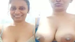 Srilankan Aunty Topless Big Boobs Showing Selfie