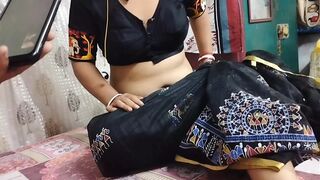 Bhabi black saree me chut dikha rahi